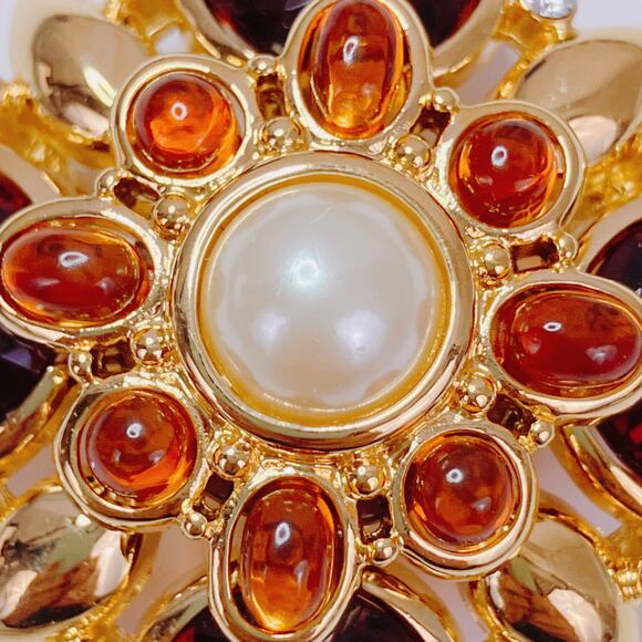 VTG Signed Joan Rivers Gold Tone Amber Resin Faux Pearl Floral Radiant Brooch - Picture 4 of 12
